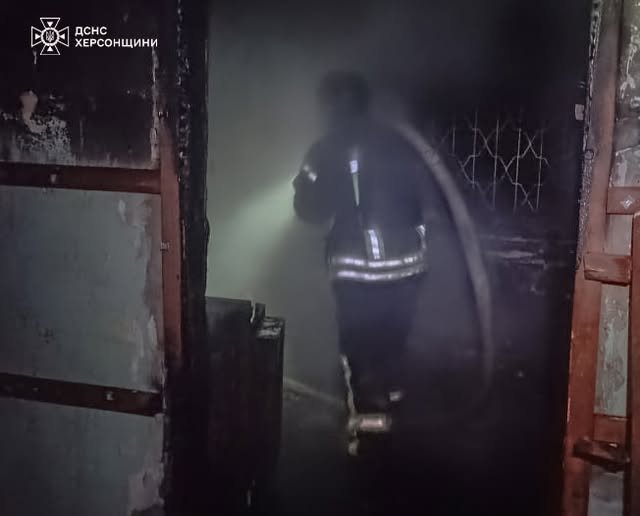 У Херсоні ліквідовано пожежу в багатоповерховій нежитловій будівлі