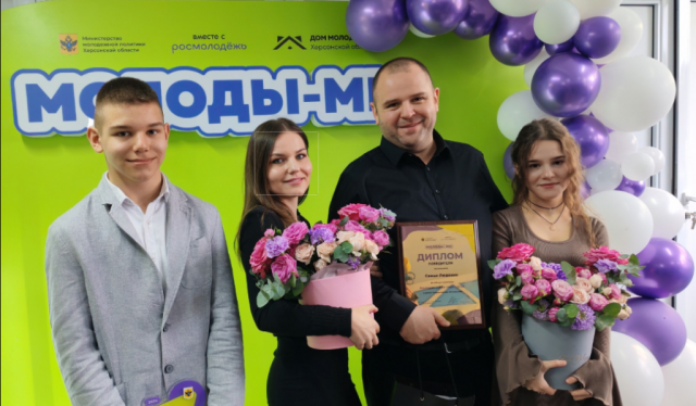 “Нам зовсім не соромно!” – Історія родини вчителів-колаборантів з Херсонщини, яку росіяни вважають “еталонною”