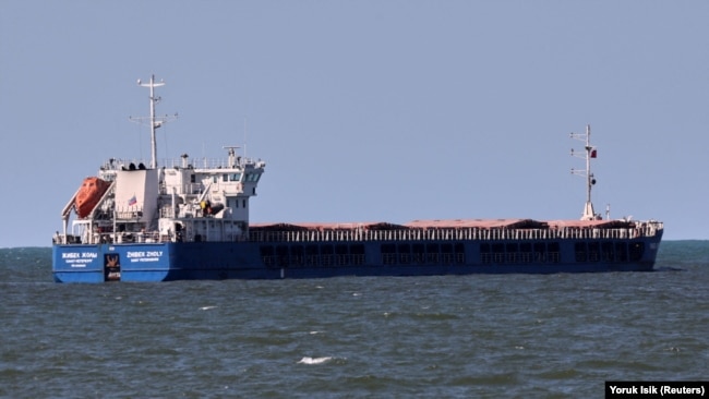 Вантажне судно Zhibek Zholy під російським прапором біля турецького порту Карасу, Туреччина, 2 липня 2022 року. На судні зерно, яке, за даними влади України, було вивезене із окупованого Росією порту Бердянська