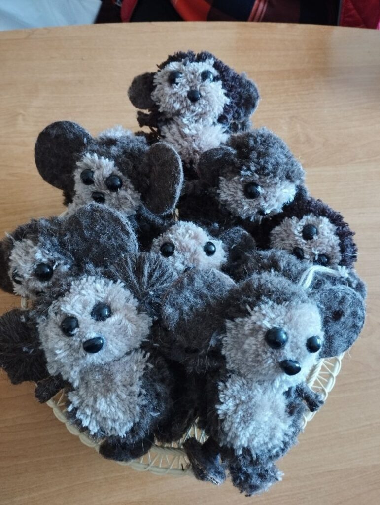 Чебурашки, виготовлені для російських загарбників “ветеранською” організацією в Каховці, березень 2025 року. Фото з окупаційних пабліків