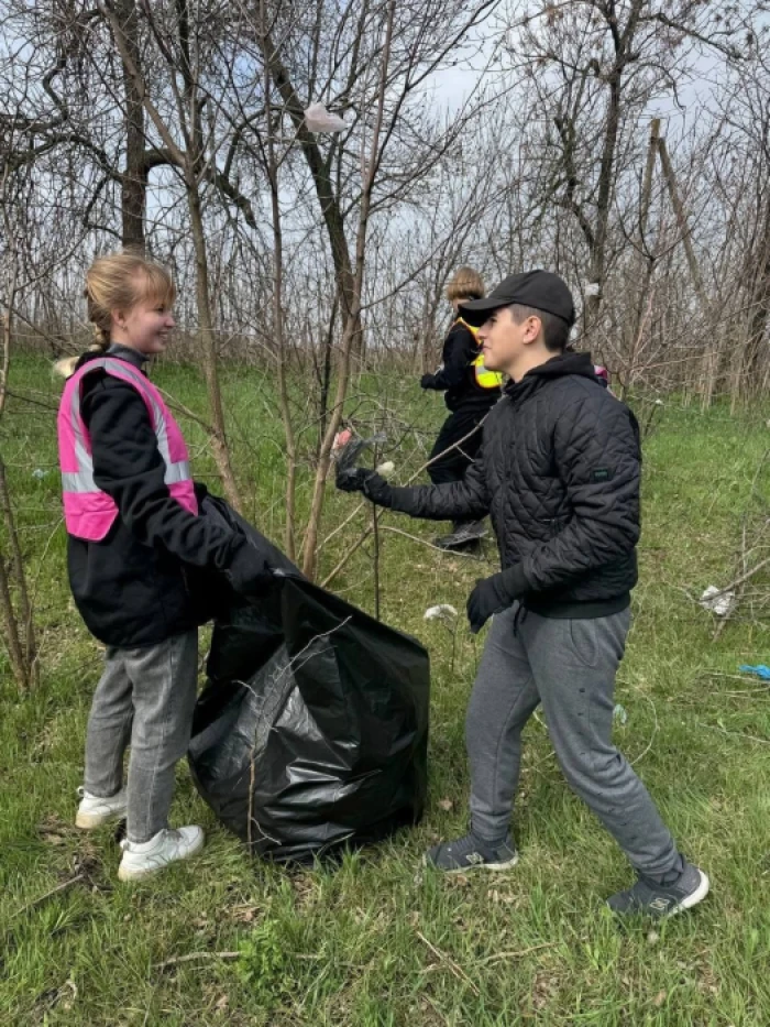 Прибирання у Скадовську 3 квітня 2025 року / Фото окупаційних медіа Прибирання у Скадовську 3 квітня 2025 року / Фото окупаційних медіа