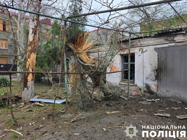 На Херсонщині через російські обстріли двоє людей загинуло та п’ять поранено, пошкоджено житлові будинки, медичний і навчальний заклади