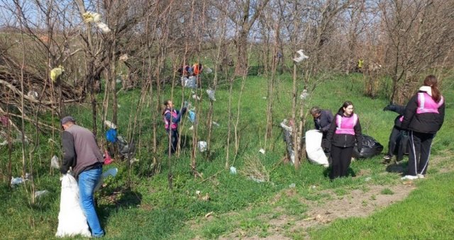 Окупаційна адміністрація Скадовська змушує працівників і школярів прибирати замість комунальних служб