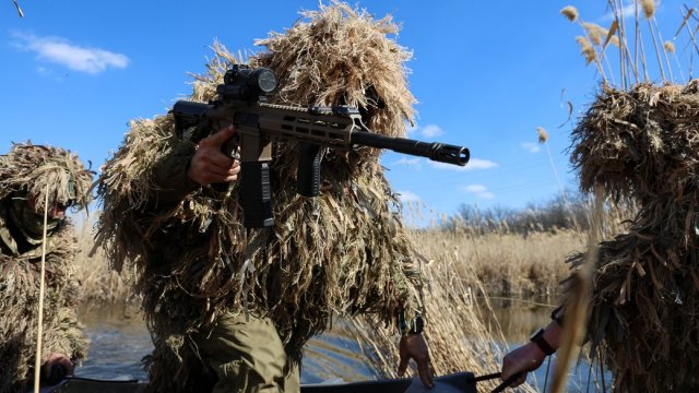 "Раніше з бліндажа було видно терикони, тепер — воду і противника на тому березі". Як 40 бригада б'ється на Херсонщині