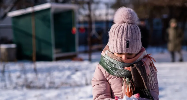 Похолодання, сильний вітер, заморозки та сніг: українців попередили про зміну погоди