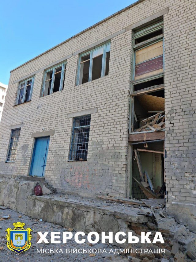 Ворог продовжує обстрілювати заклади освіти у Херсоні