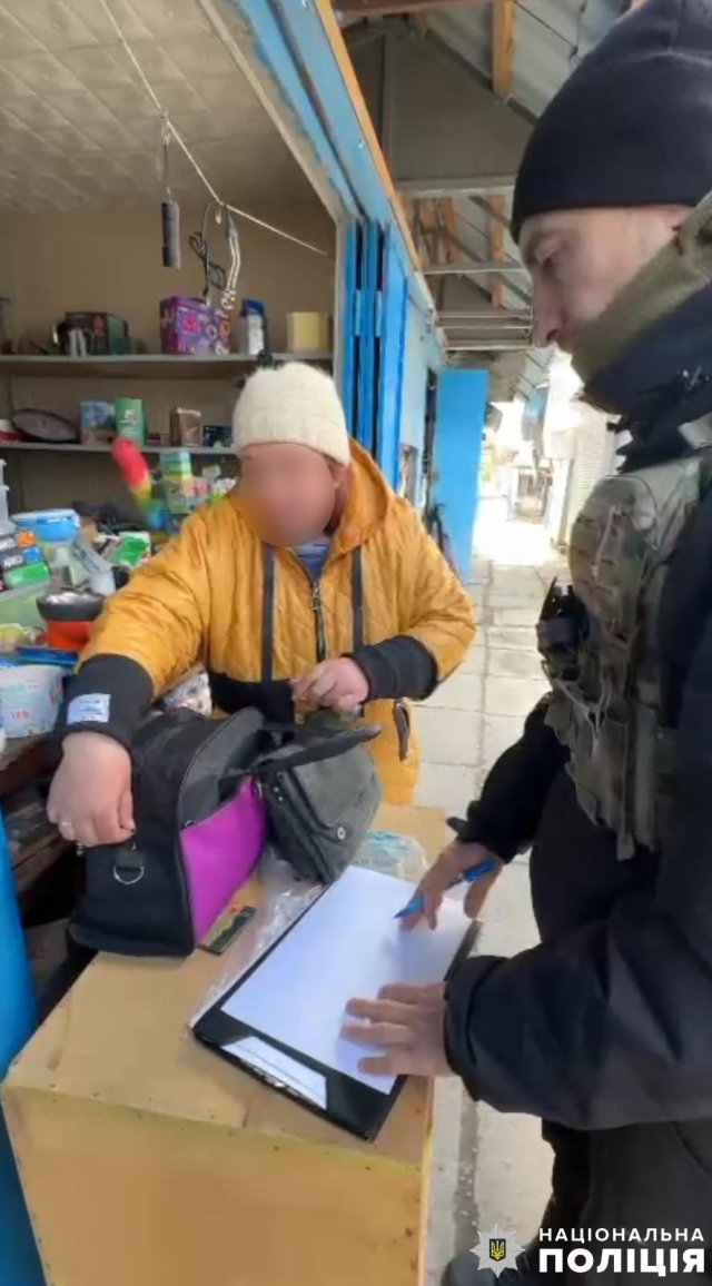 В Херсоні поліцейські повернули жінці загублену сумку, яку перехожі сприйняли за підозрілий предмет