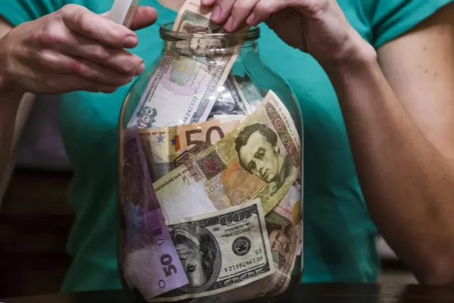 Не долари і не гривні: економіст порадив, в яких активах зараз українцям найвигідніше зберігати заощадження