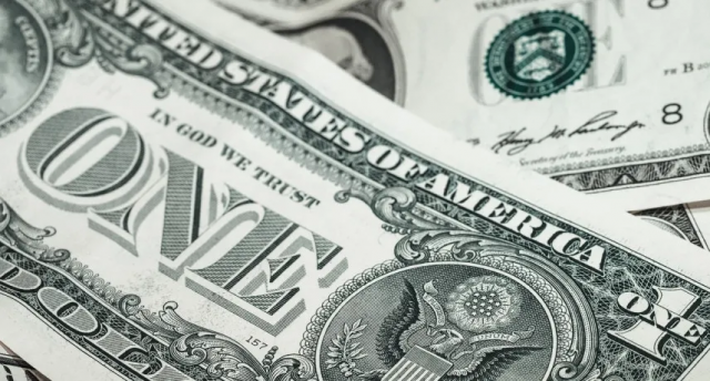 Українцям пояснили, які долари краще не зберігати: обміняти їх буде проблематично
