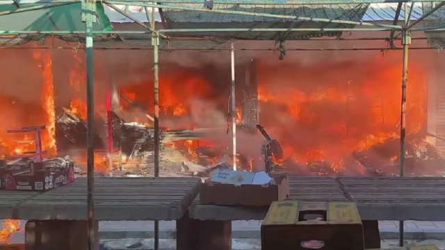 В окупованому Генічеську загорівся ринок, є постраждалі