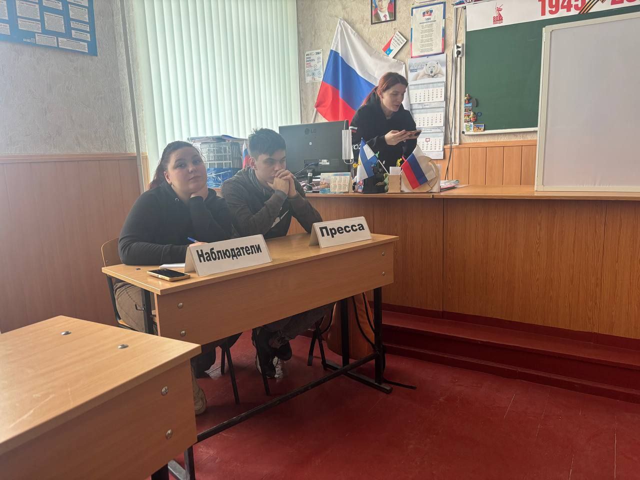 З молоддю окупованого лівобережжя граються у «вибори»