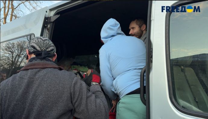 “Якомога далі від цього пекла”: із Херсона, ризикуючи життям, волонтери евакуюють цивільних