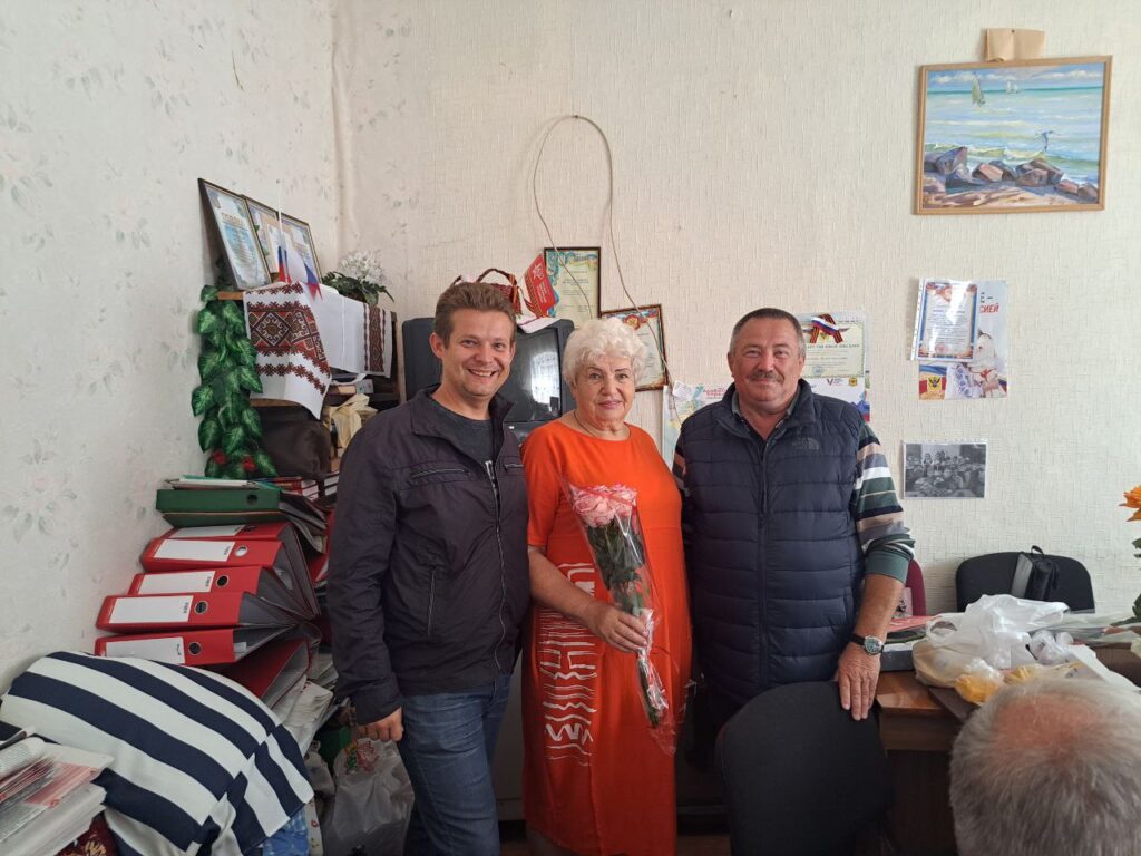 Колаборантка Неля Конопленко (в центрі). Фото з окупаційних пабліків