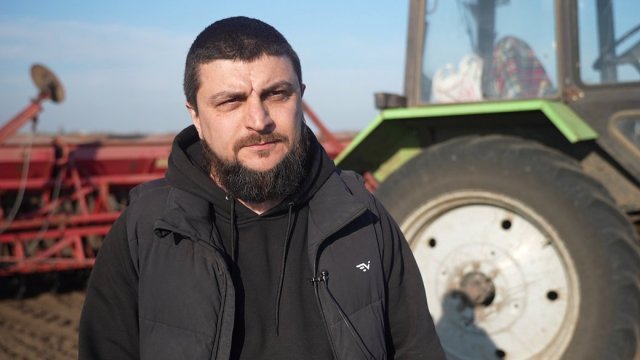 "Якщо ми не будемо працювати, то нічого не буде". Фермер з Херсонщини вперше за три роки війни засіяв поля