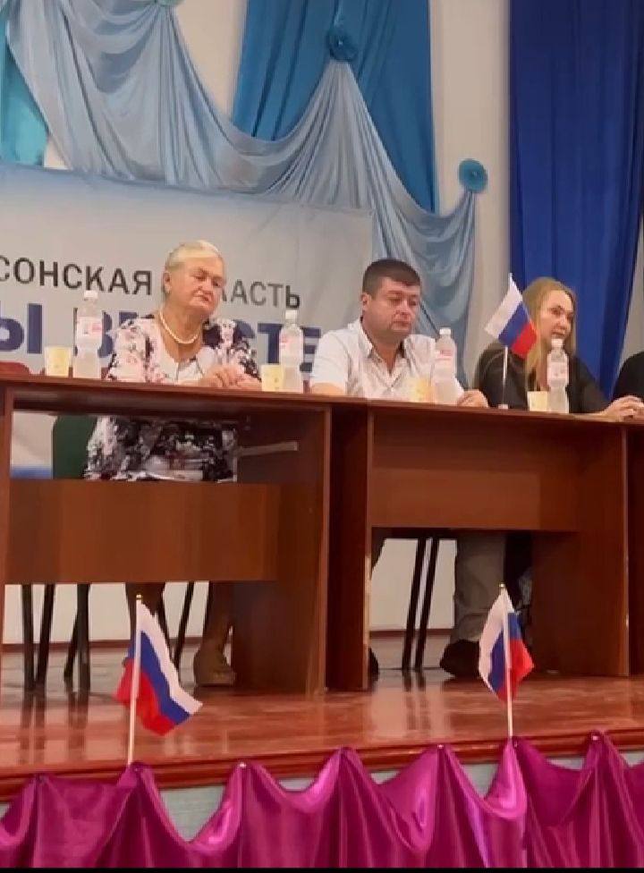 Колаборантка Катерина Колпакова (ліворуч). Фото з окупаційних пабліків