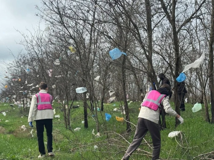 Прибирання у Скадовську 3 квітня 2025 року / Фото окупаційних медіа Прибирання у Скадовську 3 квітня 2025 року / Фото окупаційних медіа