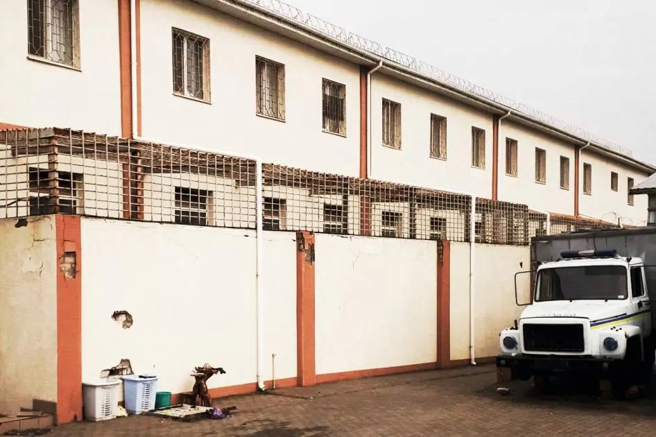 Приміщення ізолятора тимчасового тримання на вулиці Теплоенергетиків у Херсоні, що використовувався російськими військами для катування цивільних