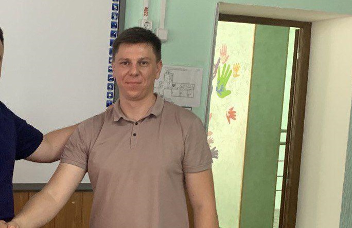 «Ти поїдеш з мішком на голові копати собі яму». Ярослава Єрмака, який очолив незаконну школу в Чулаківці на Херсонщині засудили на три роки тюрми