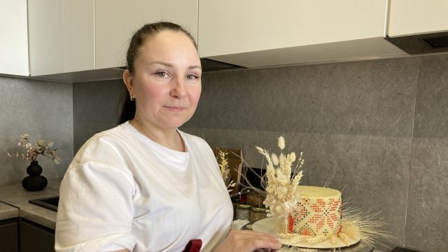 "Це смак самої Чорнобаївки". Переселенка з Херсонщини розробила рецепт торта й назвала його на честь рідного села