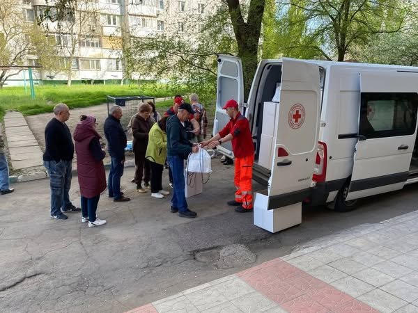 Волонтери Українського Червоного Хреста продовжують надавати необхідну підтримку херсонцям