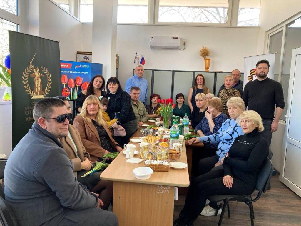 Зустріч з матерями і дружинами чоловіків з Херсонщини, які воюють на боці російських загарбників, березень 2025 року. Фото з окупаційних пабліків