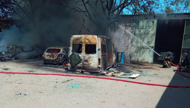 У Херсоні камера відеоспостереження зафіксувала атаку російського дрона на комунальників