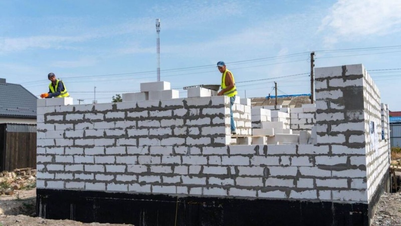 Тендер на відновлення житлових будинків на Херсонщині віддали фірмі зі зв'язками у владі