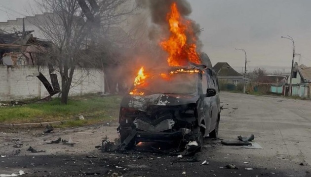 Херсонський волонтер показав, як його евакуаційна автівка потрапила під обстріл