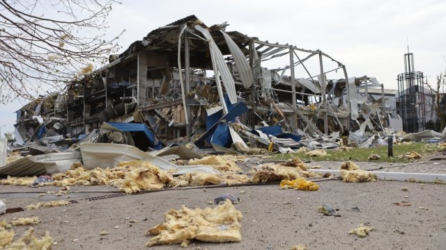 "Я впала на підлогу й поповзла в коридор". Жителі Херсона розповіли, як пережили масований удар по місту