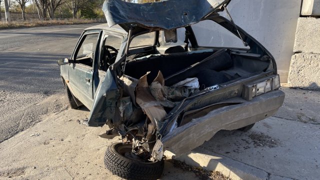 Через атаку дрона у Бериславі на Херсонщині поранені двоє людей. Російські окупанти скинули вибухівку на авто