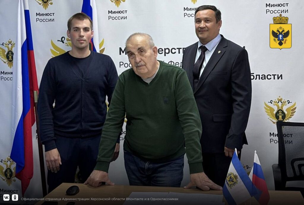 Колаборант Володимир Овчаренко (в центрі). Фото з окупаційних пабліків