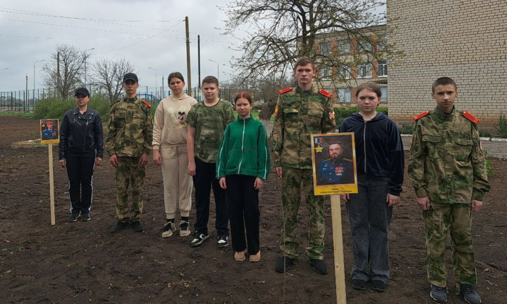 Крінж дня: на лівобережжі Херсонщини висадили “Сад пам’яті”, який прикрасили портретами мертвих росіян