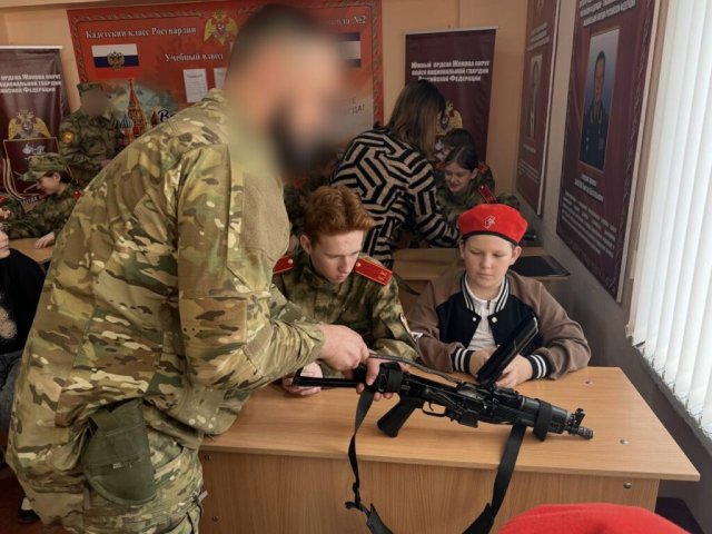 Замість підручників – автомати. Росіяни продовжують мілітаризацію дітей на лівобережжі Херсонщини