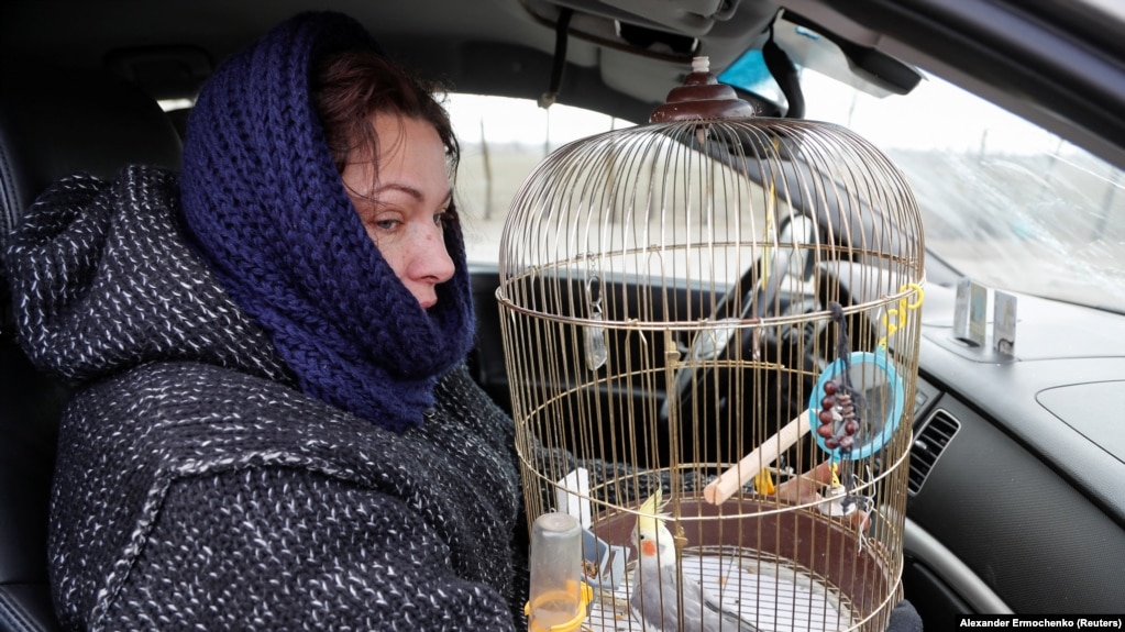 «Чого не одружуєшся з військовим РФ?». Виїзд українців з окупації зараз: блокпости, допити ФСБ, погрози