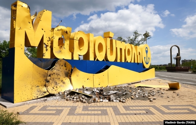 Ушкоджена обстрілом стела на в'їзді до міста Маріуполь з боку Бердянська, 23 травня 2022 року