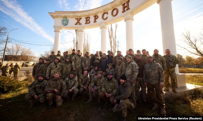 Українські військовослужбовці і президент України Володимир Зеленський (посередині) у звільненому ЗСУ Херсоні, 14 листопада 2022 року