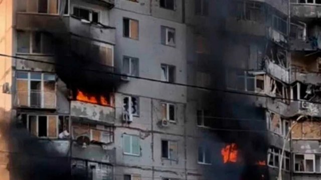 Військові РФ поцілили в багатоповерхівку в Херсоні