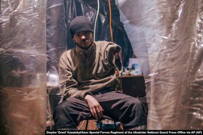 На фото військовослужбовець полку спецназу «Азов», поранений під час бойових дій проти російських військ, травень 2022 року