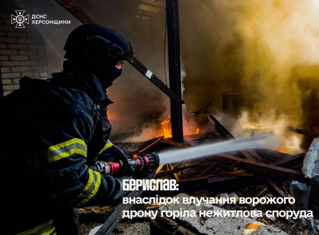 На Бериславщині рятувальники ліквідували пожежу спричинену атакою дрона