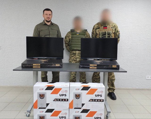 Захисники Херсонщини отримали засоби обробки та відображення інформації бойове управління