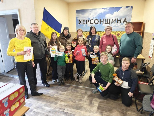 Юні переселенці з Херсонщини виготовили писанки для військових