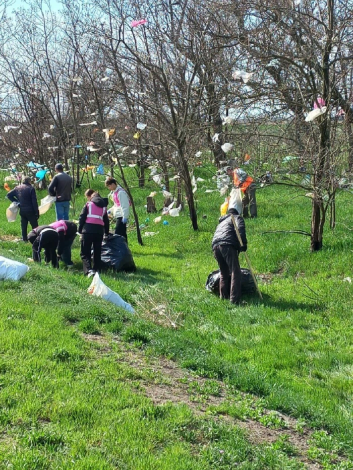 Прибирання у Скадовську 3 квітня 2025 року / Фото окупаційних медіа Прибирання у Скадовську 3 квітня 2025 року / Фото окупаційних медіа