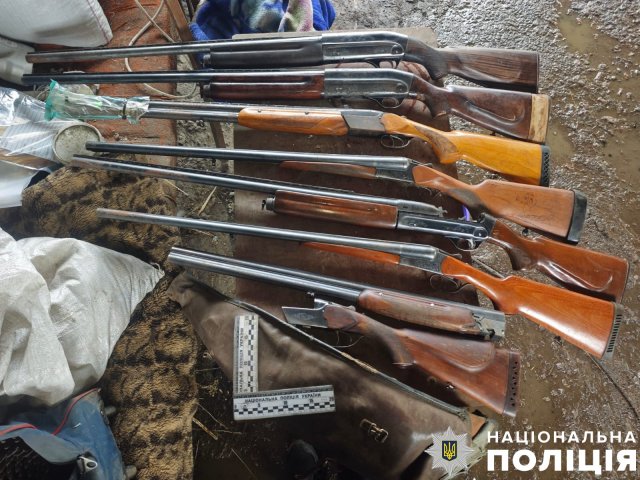 На Херсонщині поліцейські вилучили арсенал зброї та боєприпасів у жителя Бериславського району