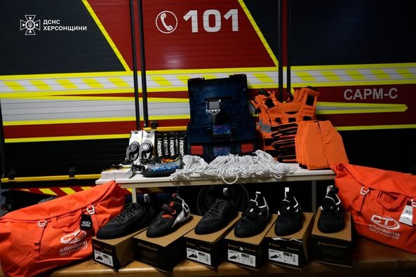 Підрозділи ДСНС Херсонщини вкотре отримали спеціальне спорядження для роботи на висотах