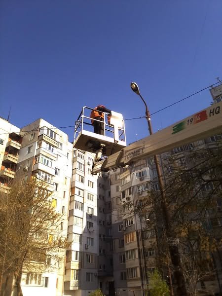 У Херсоні комунальні служби ліквідовують наслідки ворожих обстрілів