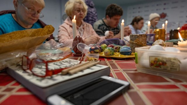 Херсонці розписують писанки в укритті. ФОТО