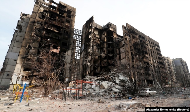 Знищений житловий будинок в Маріуполі під час масштабного вторгнення Росії до України. Маріуполь, Україна, 30 березня 2022 року
