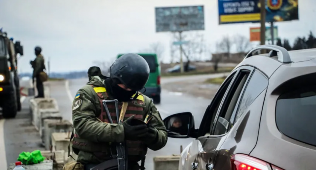 В Україні внесли зміни до правил зупинки автомобілів на блокпостах