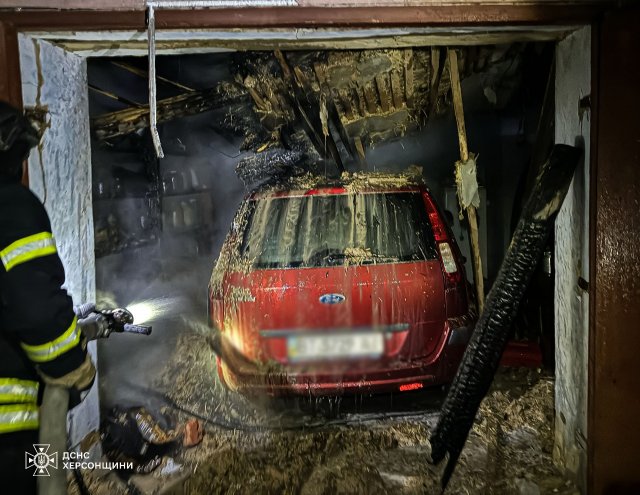 Вчора ввечері рятувальники Херсонщини ліквідували три пожежі, одна з яких виникла внаслідок ворожого обстрілу