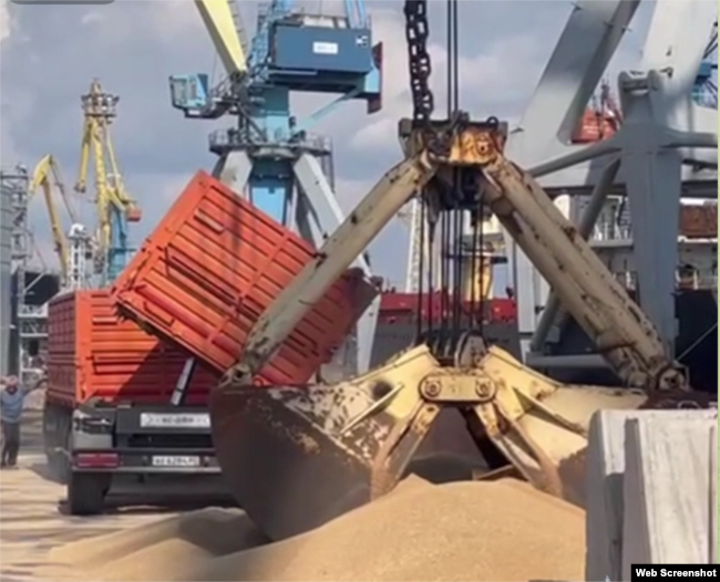 Окупанти вивозять зерно з окупованих українських територій в Росію через Маріупольський порт, кажуть у підпіллі. Скріншот з проросійського телеграм-каналу